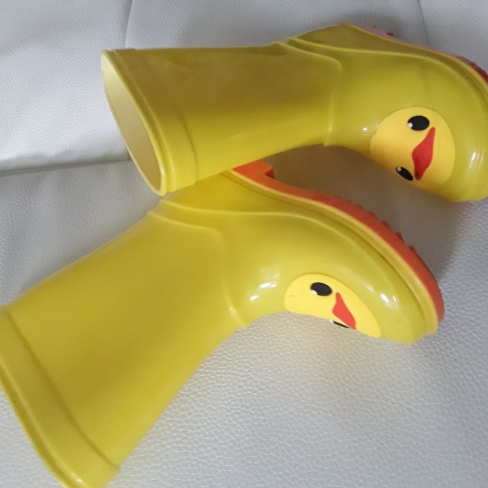 Girls kids Yellow Rain duck face boots 26